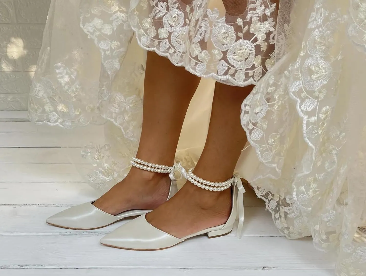 Closed Toe Pearl Wedding Flats Shoes for Bride with Bow Pointed Toe Bridal Flats Evening Prom Party Dress Shoes Pumps for Women