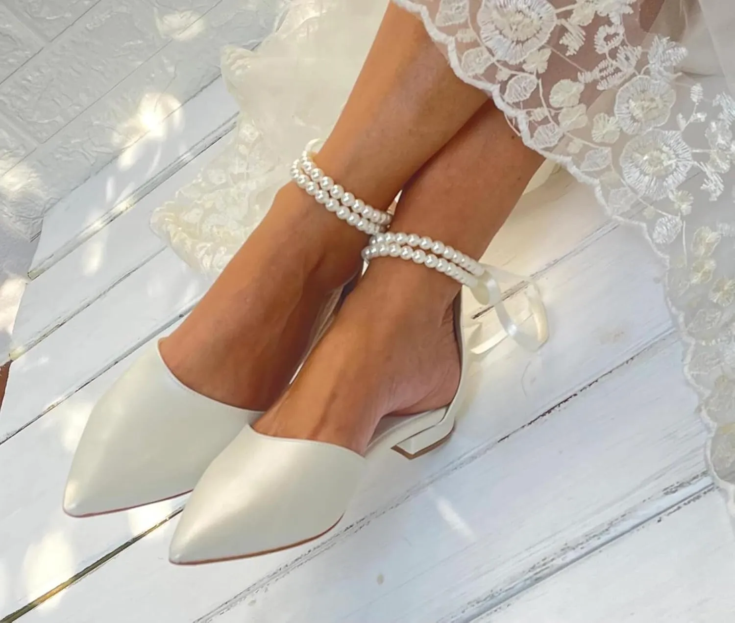 Closed Toe Pearl Wedding Flats Shoes for Bride with Bow Pointed Toe Bridal Flats Evening Prom Party Dress Shoes Pumps for Women