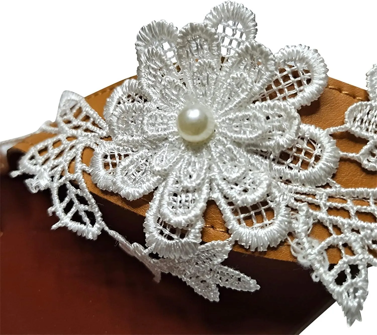 Fashion Women’s Pearl Floral Lace T-Strap Sandals Beach Clip-On Holiday Flats with Adjustable Buckle for Summer Beach
