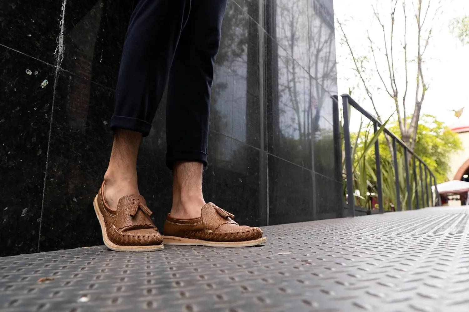 Mexico en la Piel Men’s Handmade Leather Huarache Sandals – Genuine Leather, Comfortable, Water-Resistant, Casual Slip-On Flats with 2 Tassels Design – Size 8US to 13US