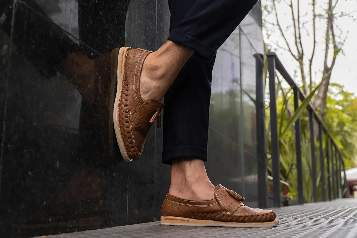 Mexico en la Piel Men’s Handmade Leather Huarache Sandals – Genuine Leather, Comfortable, Water-Resistant, Casual Slip-On Flats with 2 Tassels Design – Size 8US to 13US